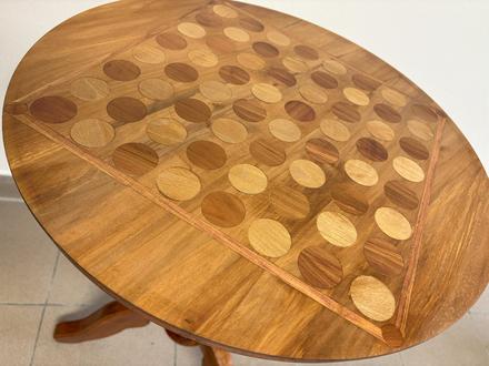 Šachový stůl - originál s kulatou šachovnicí, 