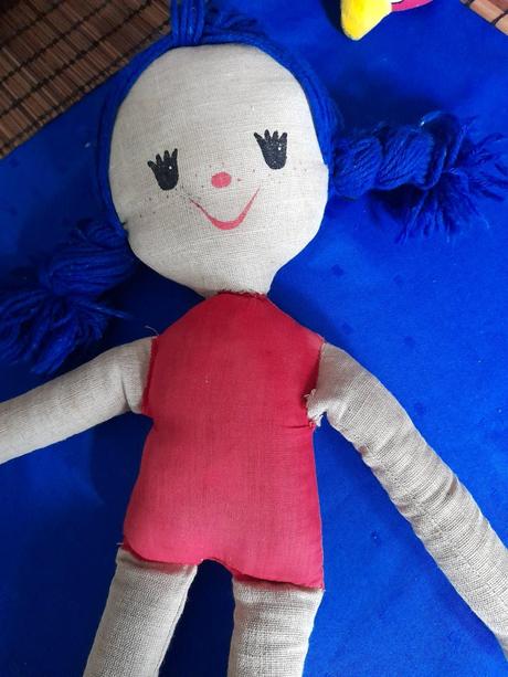 Starší látková šitá panenka dlouhá, 