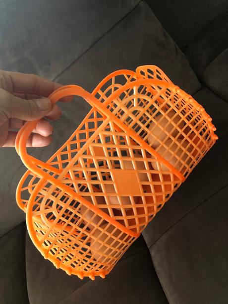 Oranžový plast košík k vodě bazénu na velikonoce, 