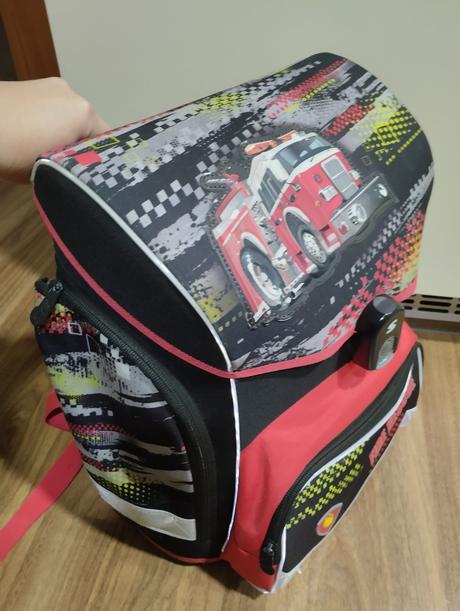 Školní aktovka stil hasičské auto,