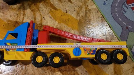 Nákladní auto s kontejnery,