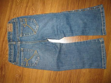 Džíny s kamínky na bocích, 92