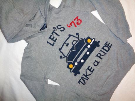 Krásný šedý svetr s autem 104/110, 104