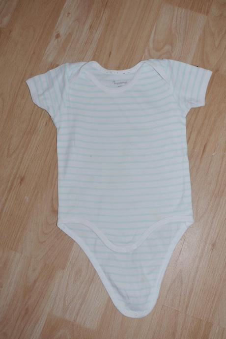 Bile body s modrymi prouzky, 86