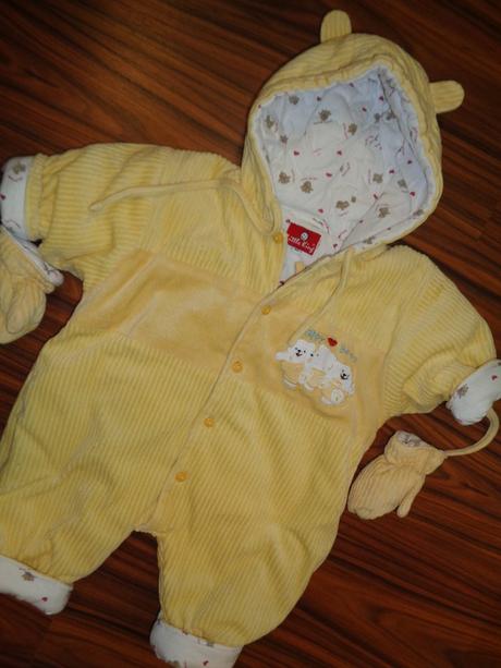 Teploučká žlutá sametová kombinéza, 68