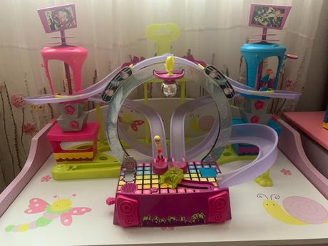 Korčuliarska dráha polly pocket s 2 bábikami, 