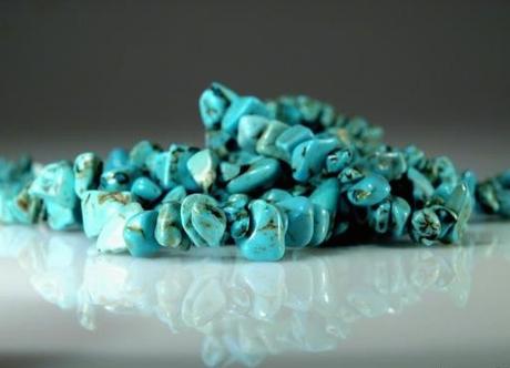 Náhrdelník zlomky minerálu tyrkenit tyrkysový,