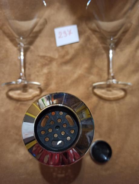 Shaker a dvě sklenice na drink,