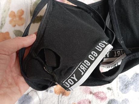 Černá sportovní podprsenka s překříženými ramínky, sinsay,m