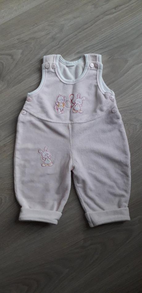 42 - manžestrové tepláčky, 62