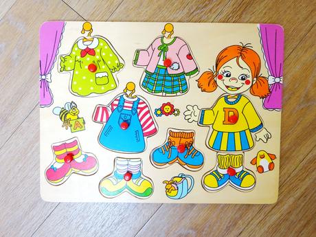 Dřevěná vkládačka - oblékací panenka, 