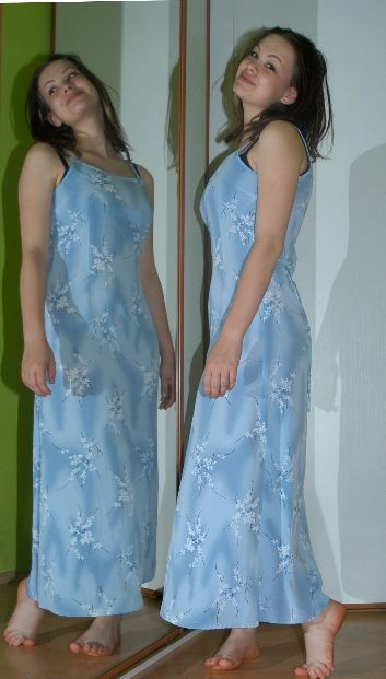 Letní světle nebesky modré šaty s bílými kvítky, 38
