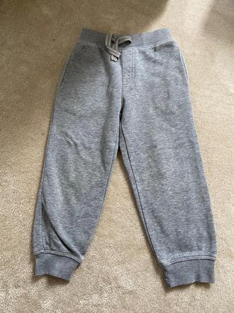 Šedé teplaky, tu,98