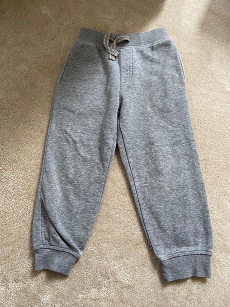 Šedé teplaky, tu,98