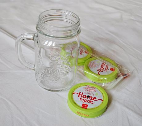 Hrnek na pití s víčkem,