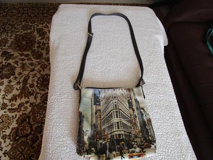 Pěkná tm. šedá kabelka, vepředu zajímavý potisk, 