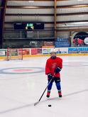 Dlouhé úterky budiž slavnostně zahájeny - od 6:00 na ledě 🏒
Vstávání rád nemá, ale jakmile se oblékne do výstroje  a dotkne se nohou ledu, je z něj nejšťastnější kluk. A na tom ledě na raňáku je většinou první, aby si ho mohl užít sám pro sebe 🫶
