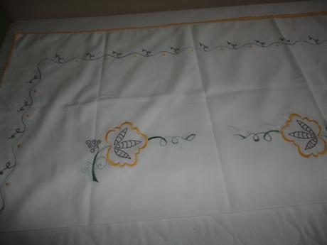 Velký, ručně vyšívaný bílý ubrus, 