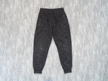 Černé tepláky, 134