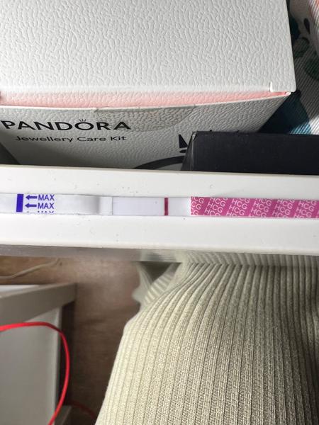 Vidíte na testu těhotenství slabou čárku?