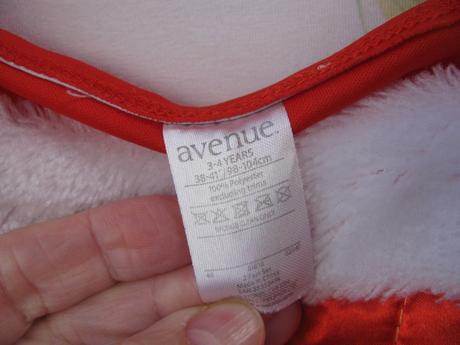 Vánoční saténové šaty, 104