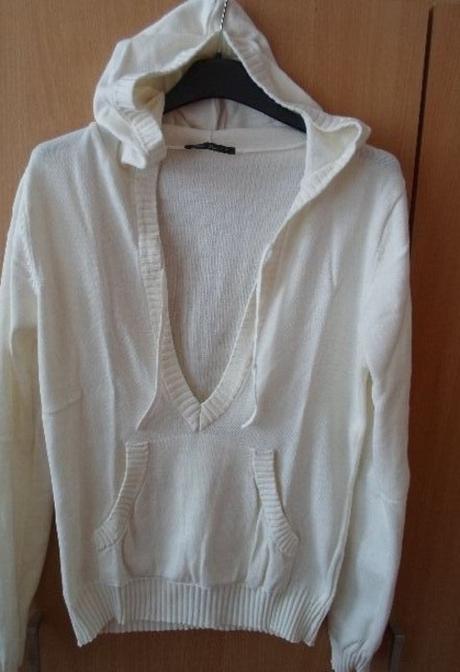 Bílý svetr svetřík s kapucí hluboký výstřih do v, m