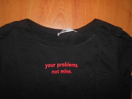 Černé triko s nápisem vel.xs, xs