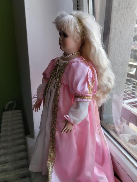 Značená porcelánová panenka,