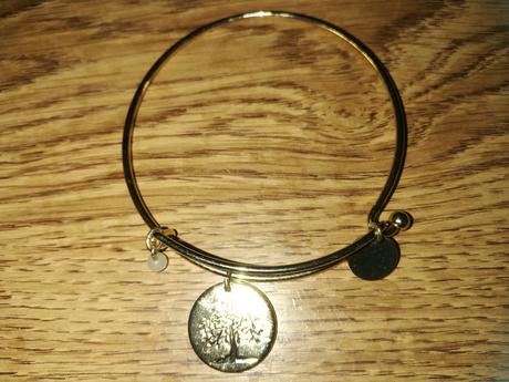 Náramky a přívěsek na kabelku.,