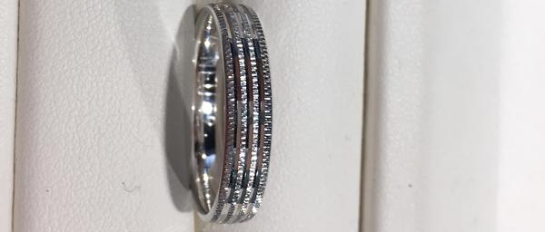 Co říkáte na tento snubní prstýnek?