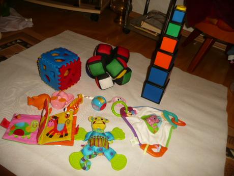 Hračky mimi spirála knížka šustivá kostky kousátko,