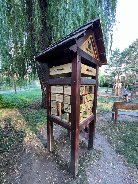 Dětské hřiště Holásky: Rodinný výlet s dětmi u Brna