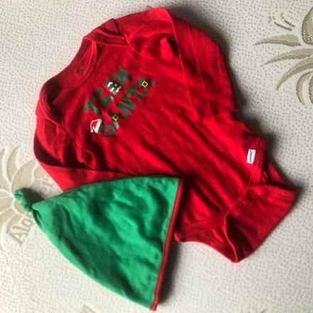 Vánoční červené bodýčko + čepice, 68