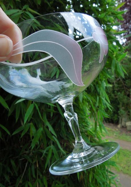 Sklenice na nožce s růžovým dekorem, 