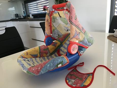 Hračka sedačka pro panenku,