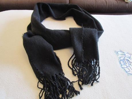 Pěkná černá šála, na konci třásně, délka 160 cm,