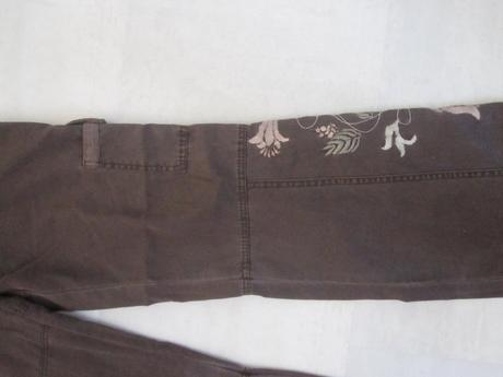 Hnědošedé moderně ošouplé kalhoty s výšivkou, s