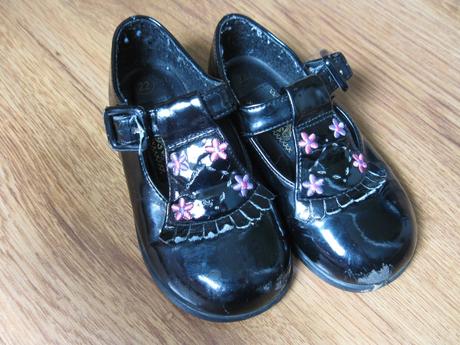 Lakované střevíce + látkové sandály zdarma, 22