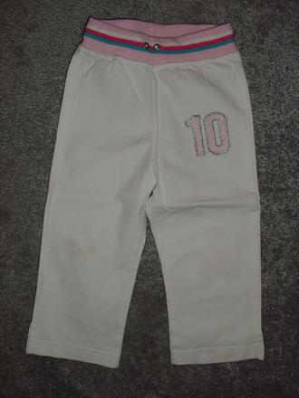 Bílé kalhoty s číslem 10, 98