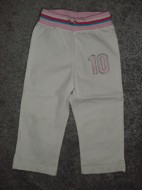 Bílé kalhoty s číslem 10, 98