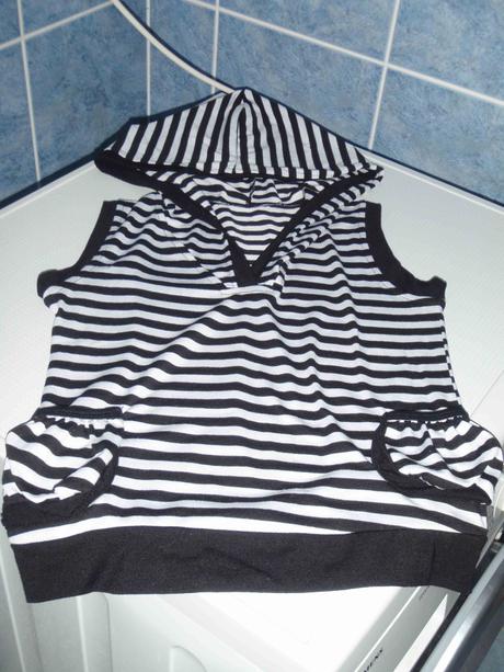 Triko s kapucí psána vel. l, ale spíš. vel. s -, s