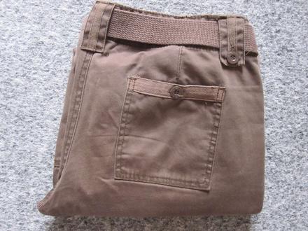 Hnědošedé moderně ošouplé kalhoty s výšivkou, s