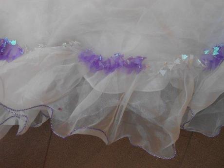 Šaty bílo fialové, 104