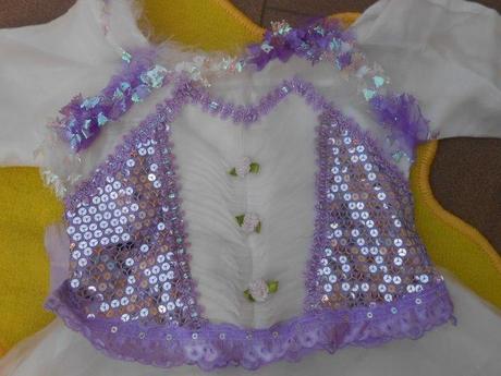 Šaty bílo fialové, 104