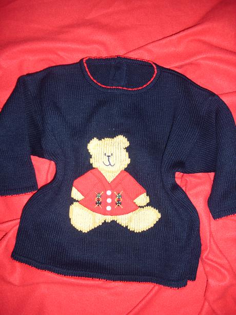 Tmavě modrý svetr s medvídkem, marks & spencer,104