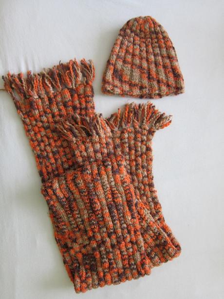 Čepice a šál třásněmi, m