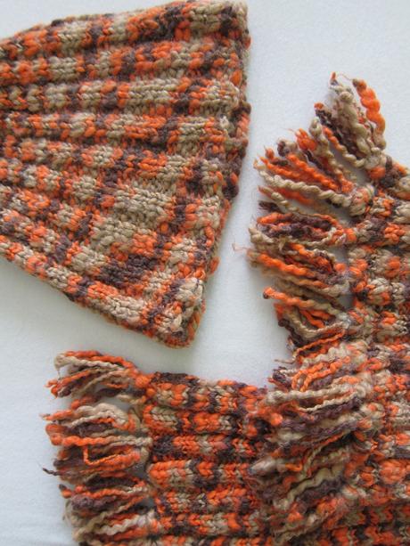 Čepice a šál třásněmi, m