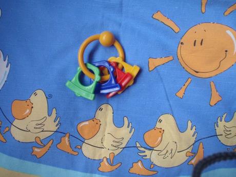 Chrastítko se zvonečky - první úchopy, 