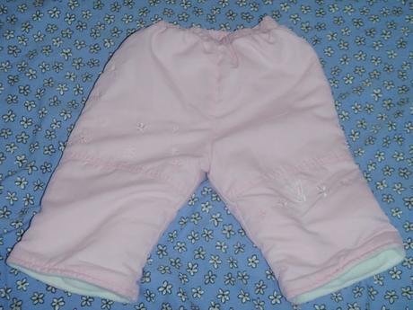 Růžové oteplené kalhoty, zdobené výšivkou, 68