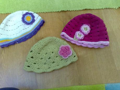 Bílá háčkovaná čepička, 80